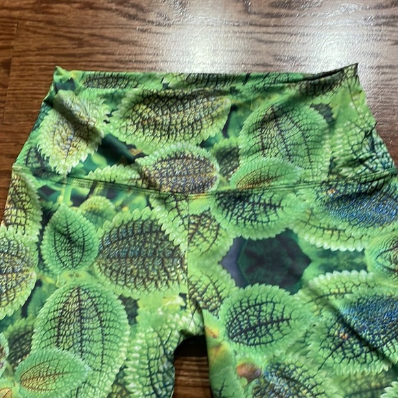 Om Shanti clothing vibrant green leaf vine Capri leggings size Small made in USA - Picture 2 of 7
